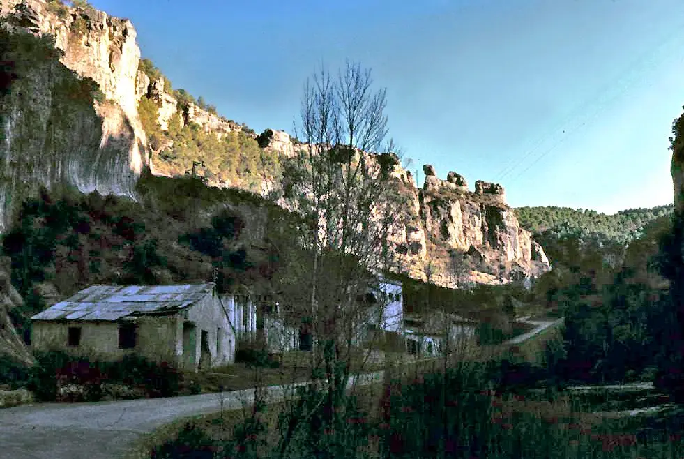 La antigua central eléctrica de Los Toriles (Alcantud), 1975.