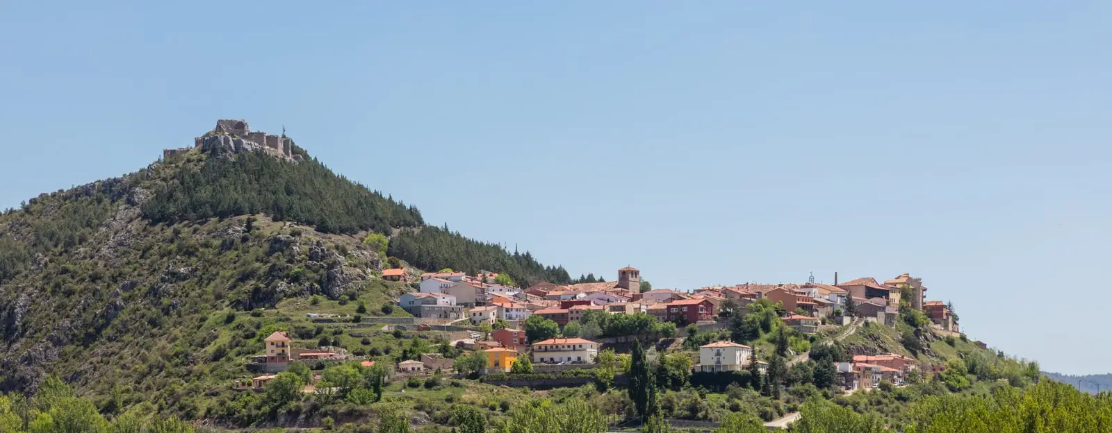 Panoramic view of Beteta, with houses on the hillside and the castle above.
