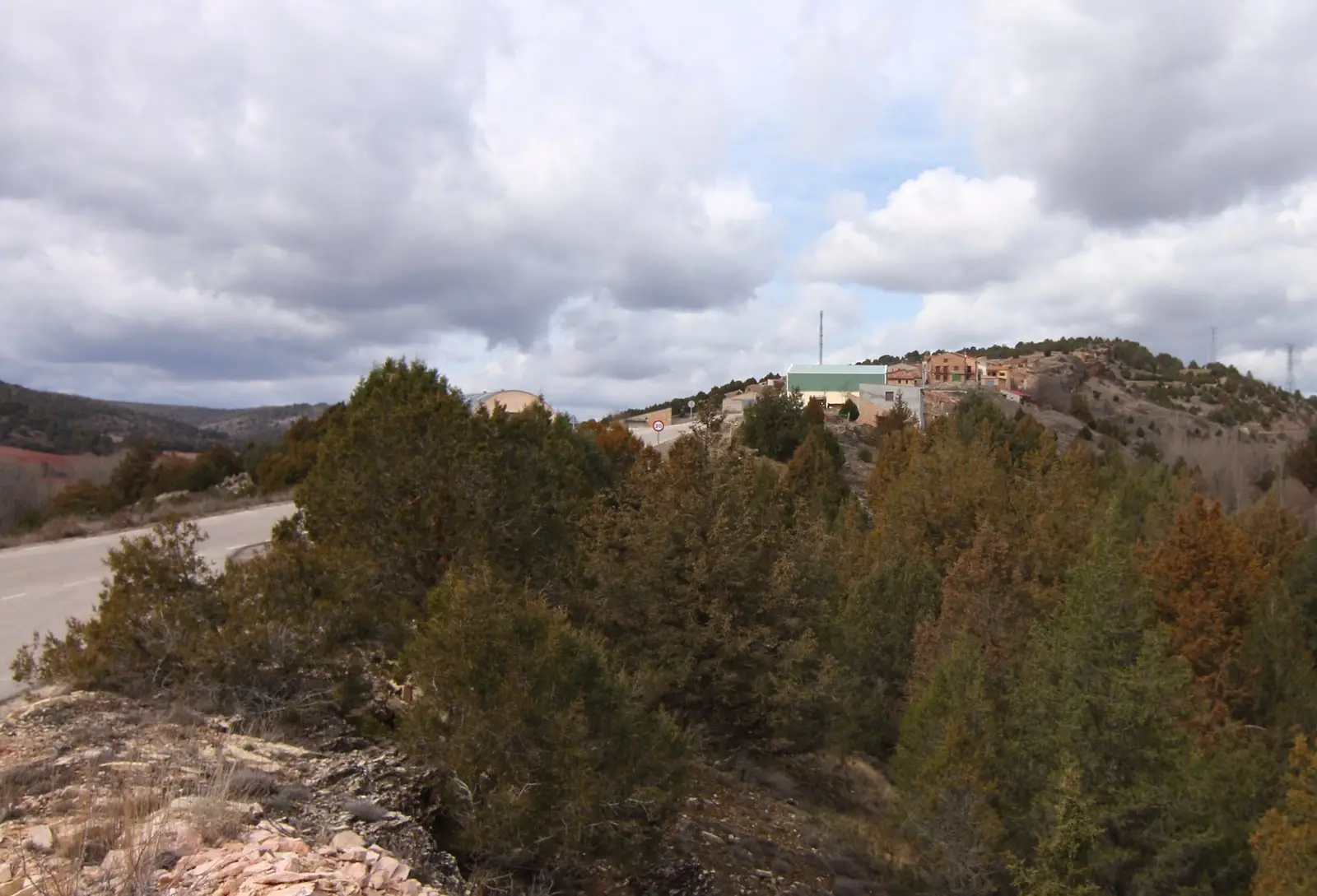 Canales de Molina from the access road, with houses clustered on the hill.