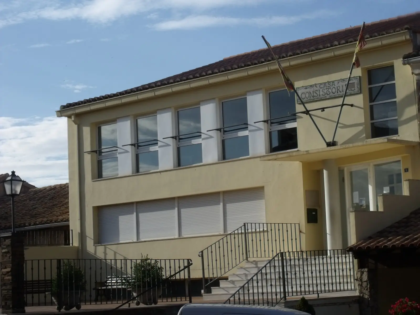 Cuevas Labradas town hall, Guadalajara, with the “Casa Consistorial” plaque on its façade.