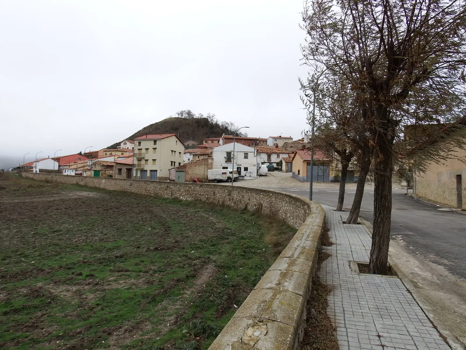 Vista general del núcleo de Frías de Albarracín, con las casas agrupadas junto a la ladera.