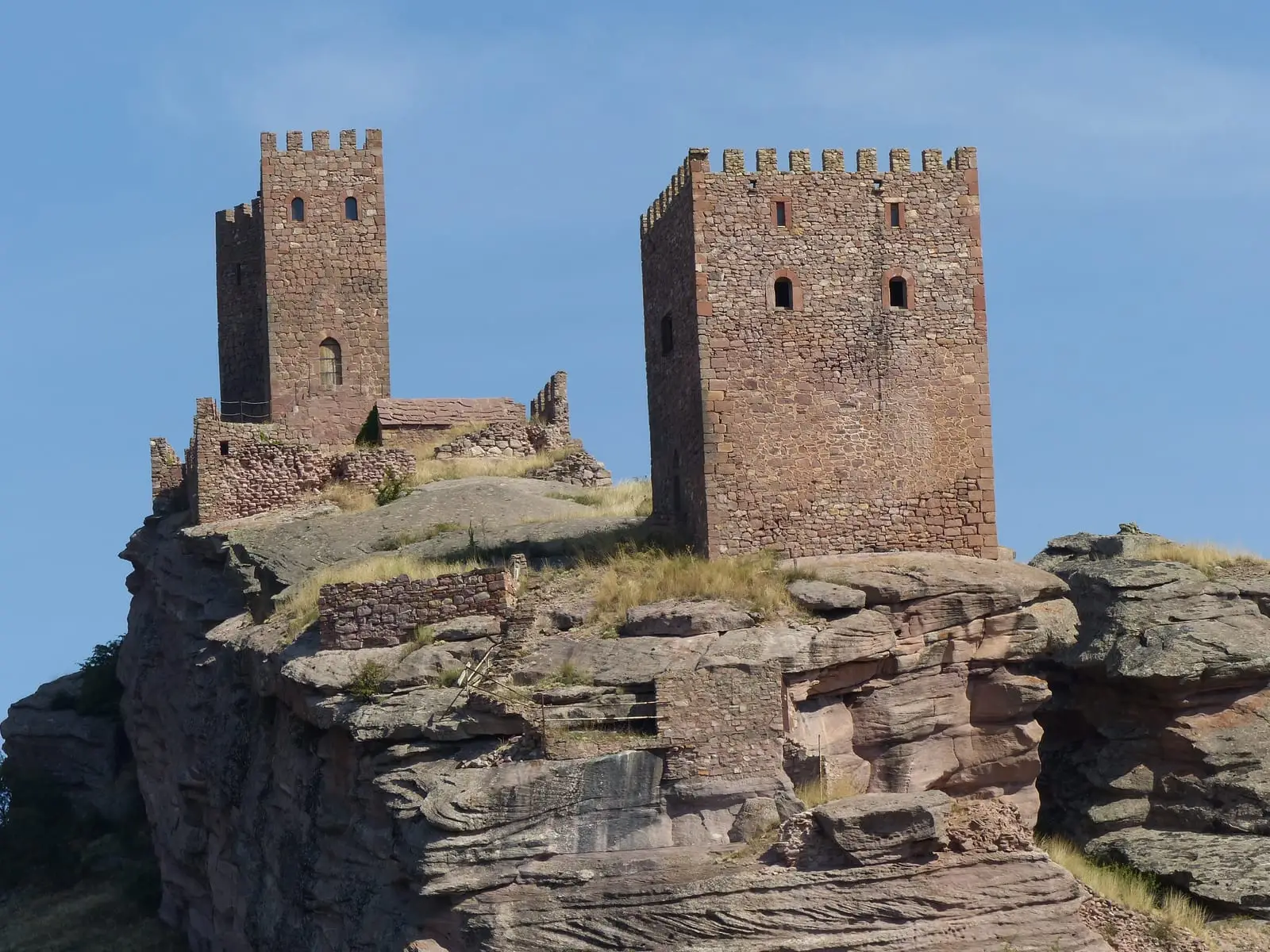 Castillo de Zafra sobre un crestón rocoso de arenisca rojiza.