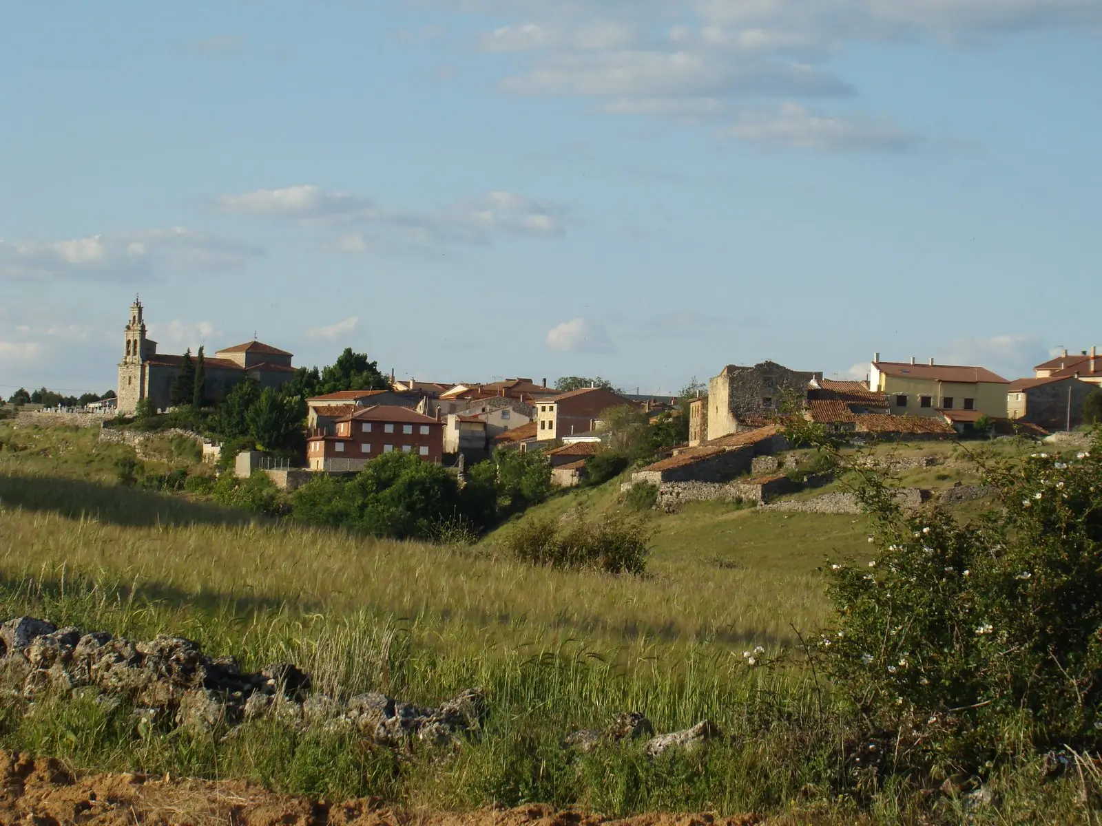 General view of Huertahernando with its parish church and surrounding houses.