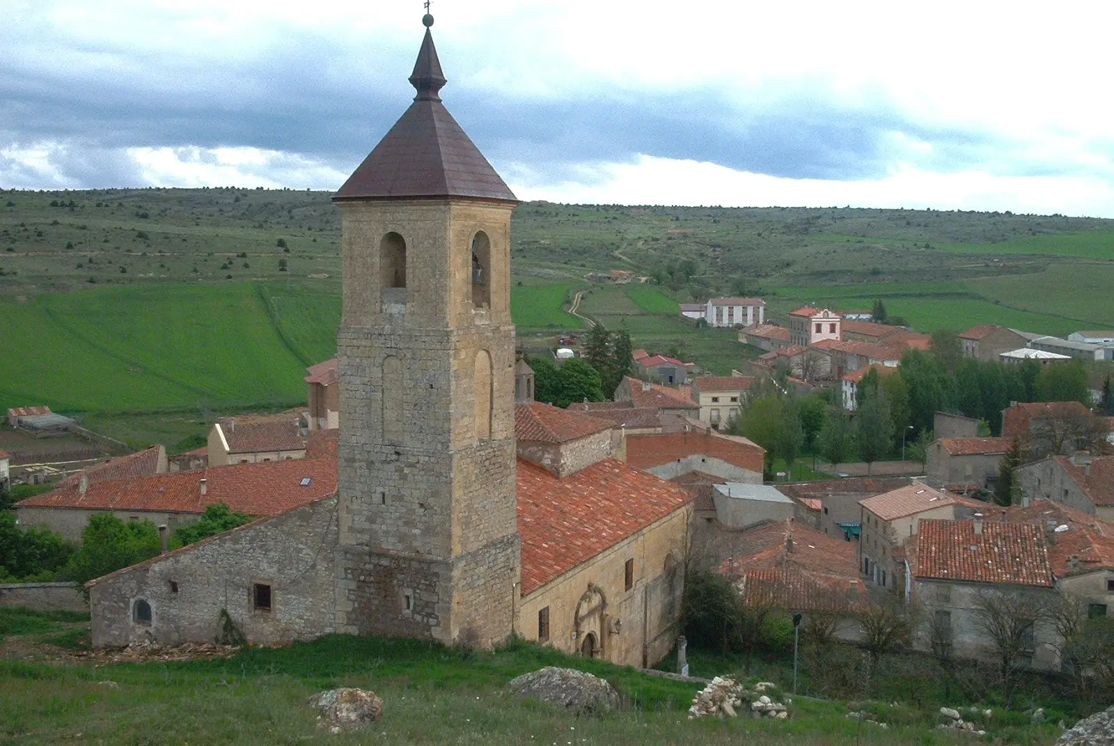 Maranchón’s church seen from Altollano, with several village houses around it.