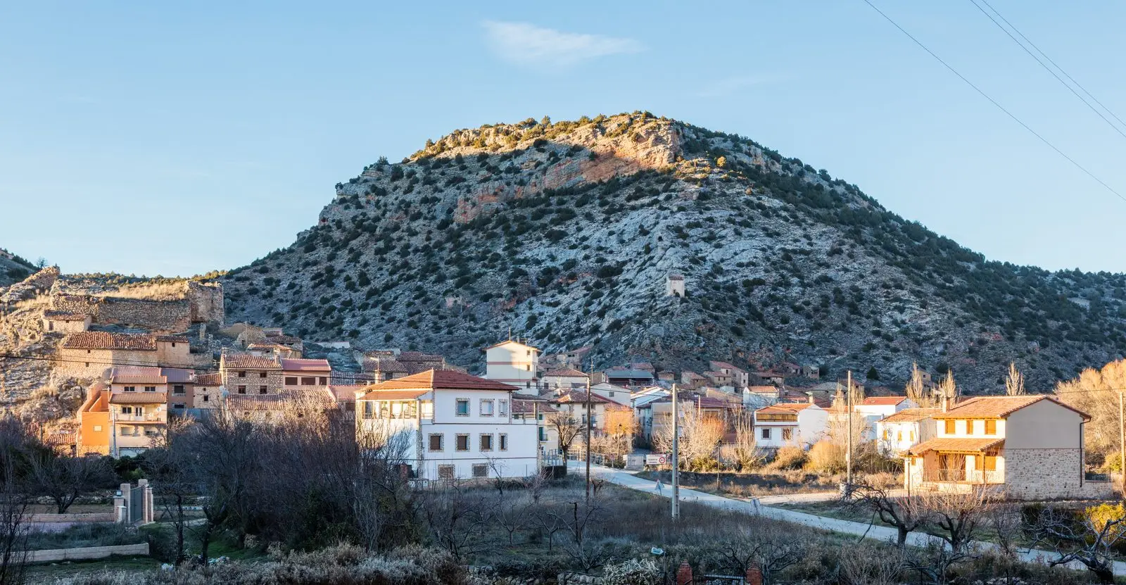 Mochales’s houses at the foot of a rocky hillside.