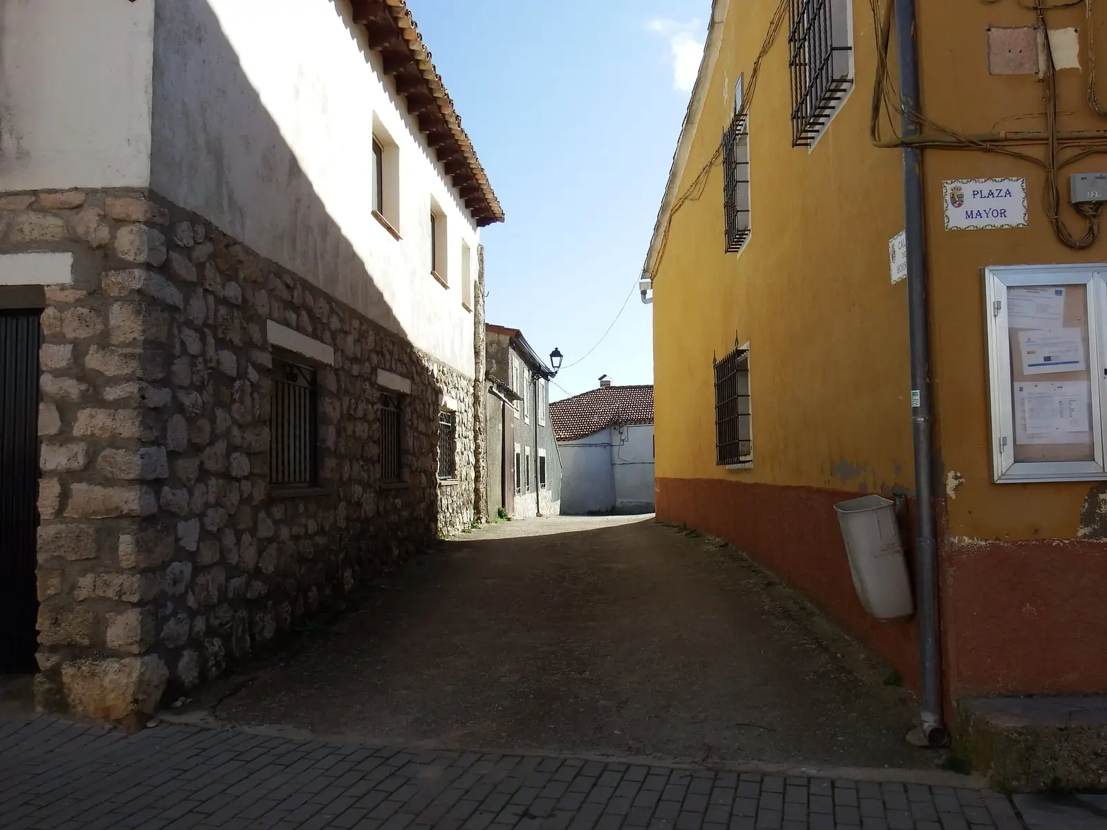 Street in Peralveche with the Plaza Mayor plaque visible on a façade.