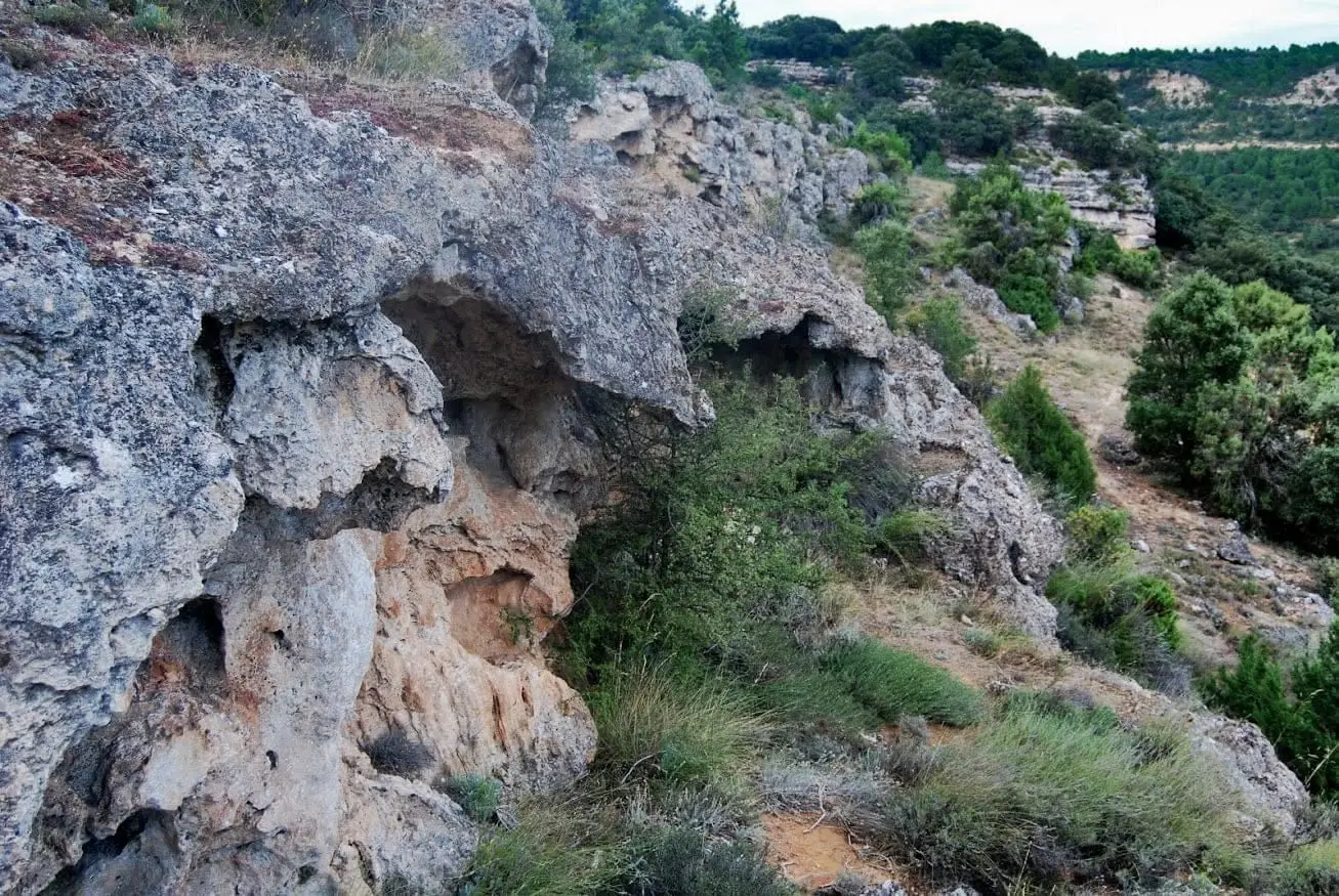 Ruta por aeródromo, refugios y ojo de la higuera, Peralveche