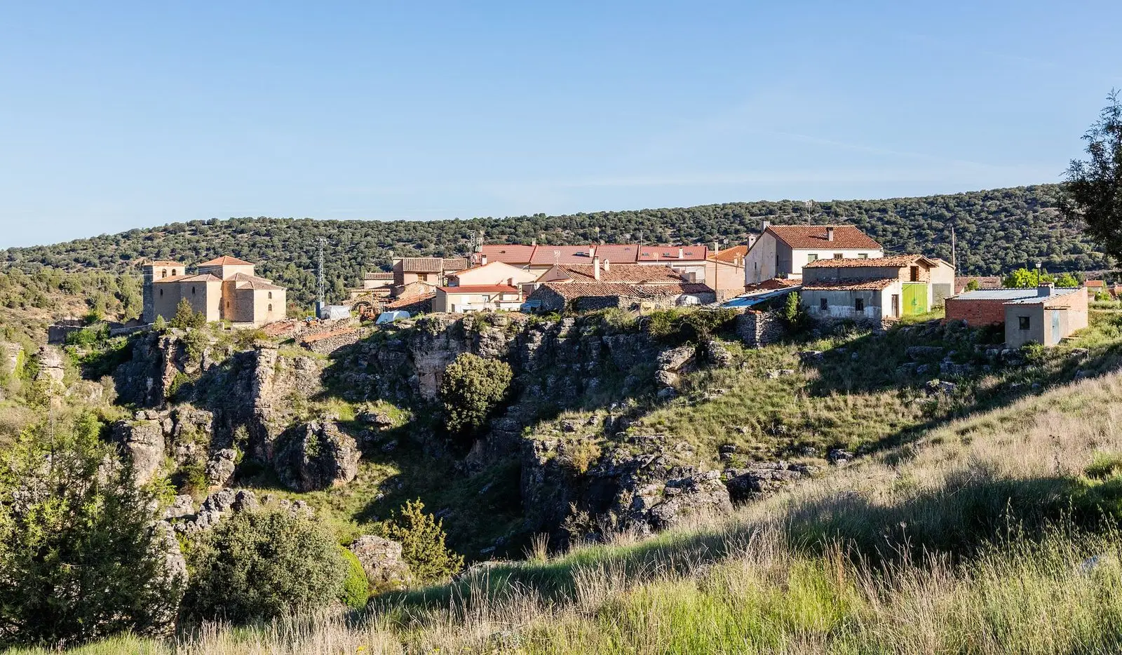 Torrecuadradilla’s houses on a rocky escarpment.