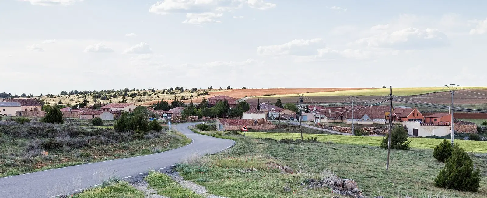 Panoramic view of Valhermoso among hillsides and fields.